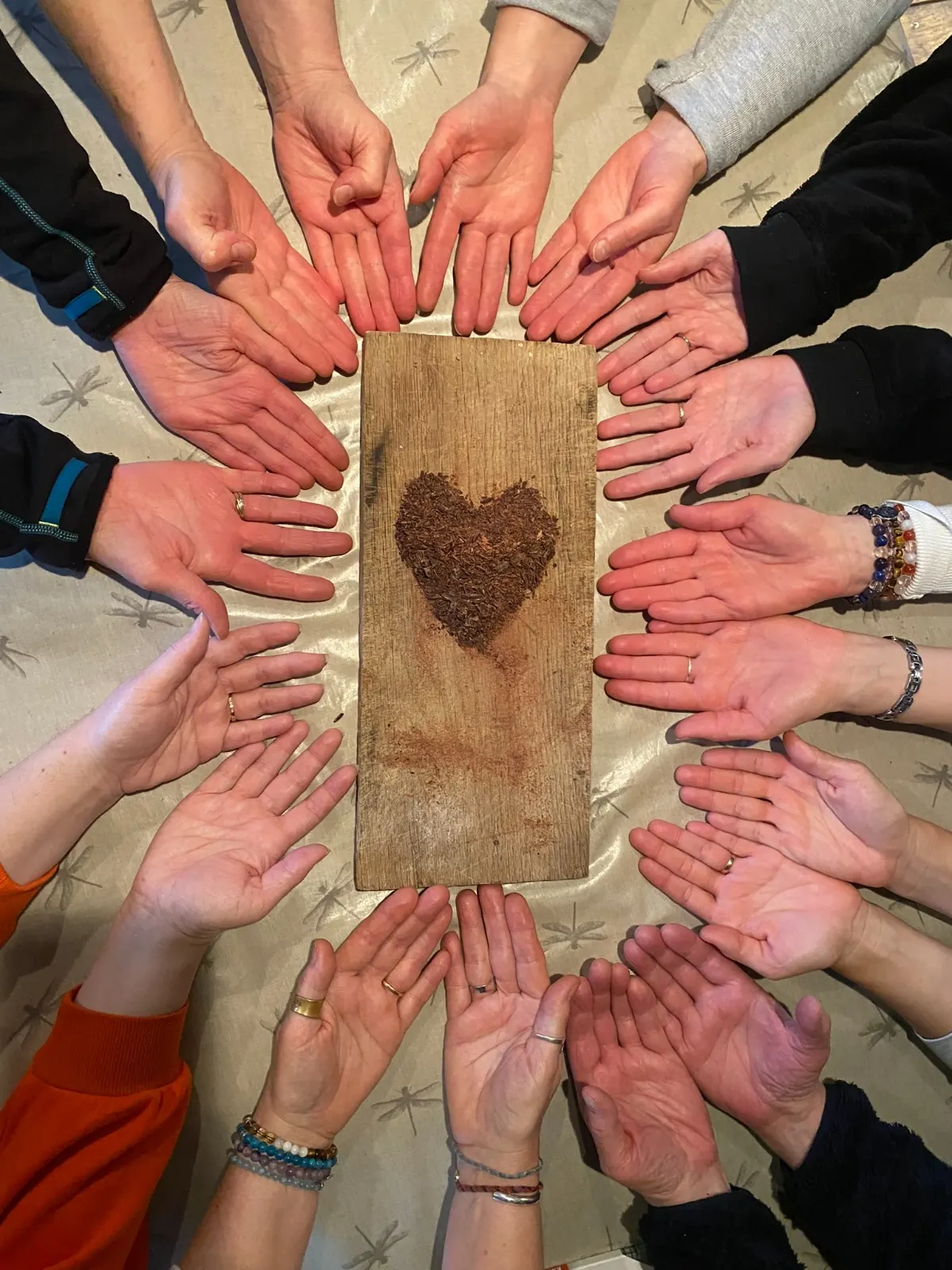 atelier de groupe avec cercle de mains et coeur a rolleboise 78
